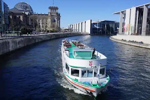 Bootstour durch das Regierungsviertel mit dem Schiff Wappen von Spandau