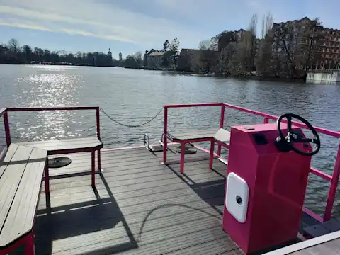 Steuerstand auf dem Floß Pink Lady