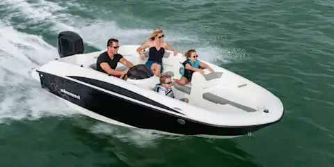 Familienausflug mit dem Boot Element