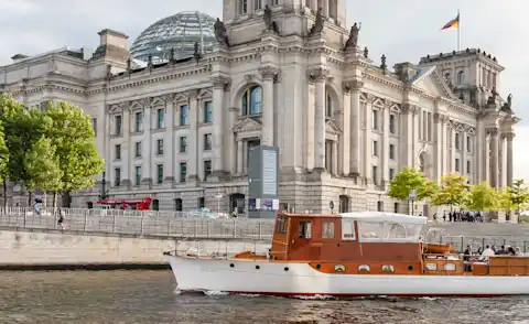 Exclusive boat tour on the Spree with the Reichstag in the background