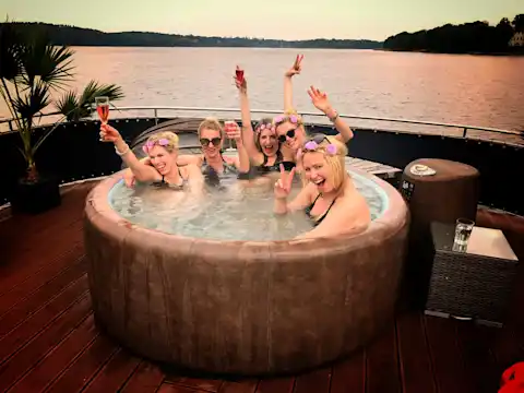Whirlpool with 4 women celebrating on the upper deck of the party ship Jaxs in Berlin