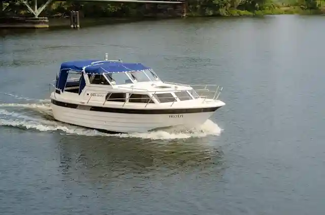 Houseboat Moin at full speed with rain cover or sun protection