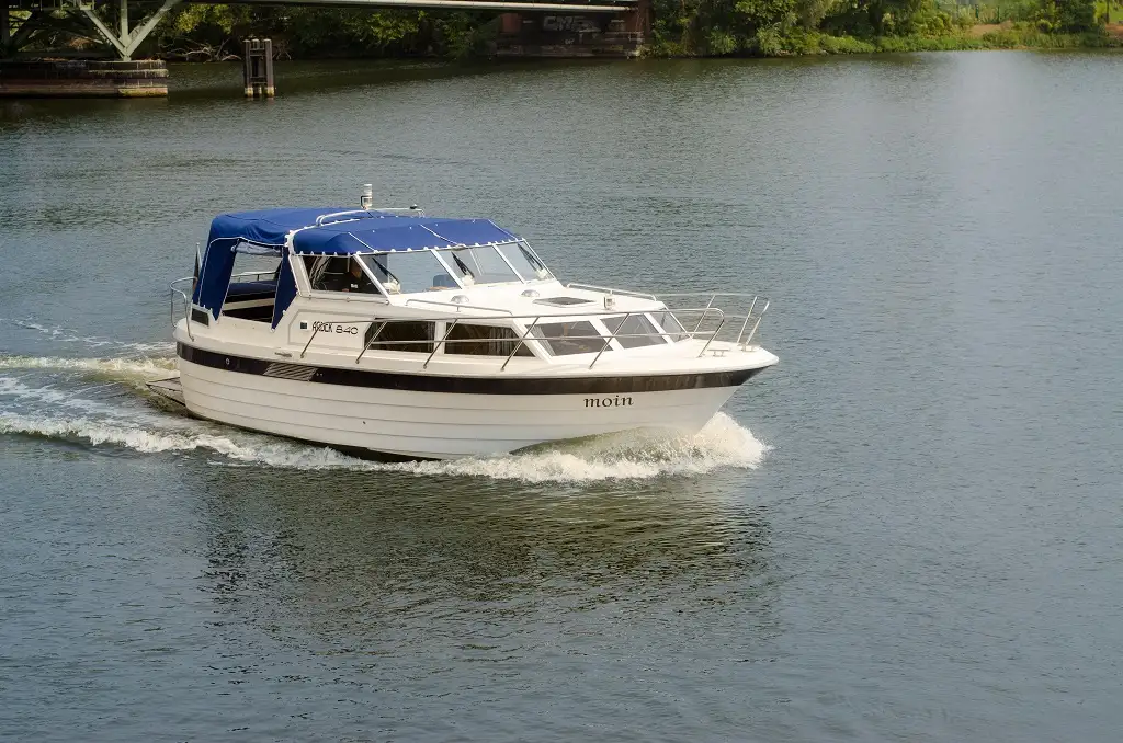 Hausboot Moin bei voller Fahrt mit Regenverdeck bzw. Sonnenschutz