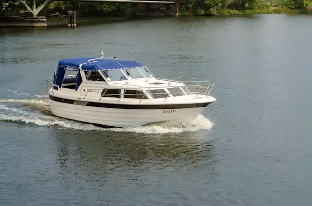 Hausboot Moin bei voller Fahrt mit Regenverdeck bzw. Sonnenschutz