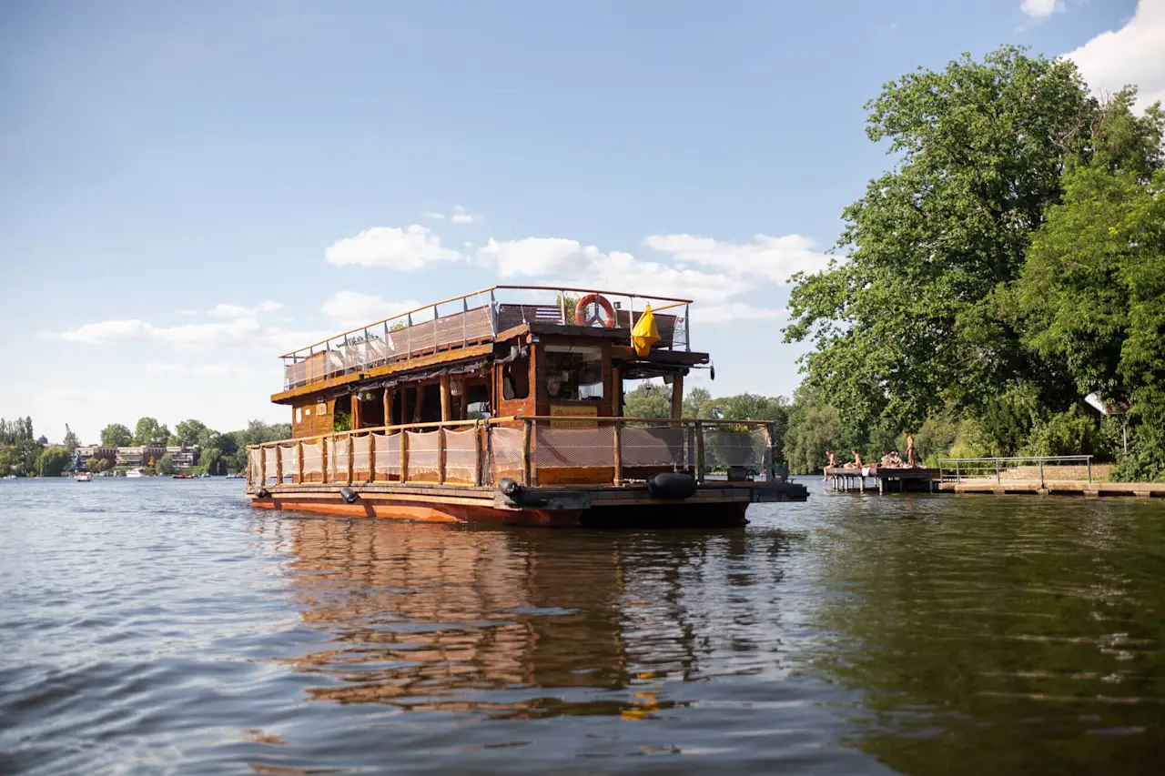 Das Hauptstadtfloß von Berlin Bootsverleih vor der Rummelsburger Bucht