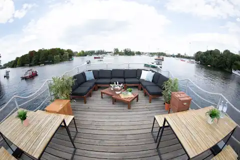 Dachterrasse mit Loungemöbeln