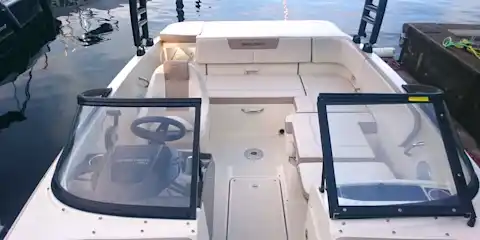 Kabine des Motorbootes Bowrider von Berlin Bootsverleih