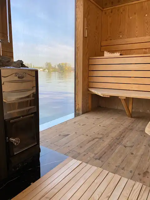 Blick auf die Spree im Saunaboot