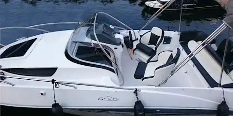 Fahrersitz und Cockpit des Bootes Galia 