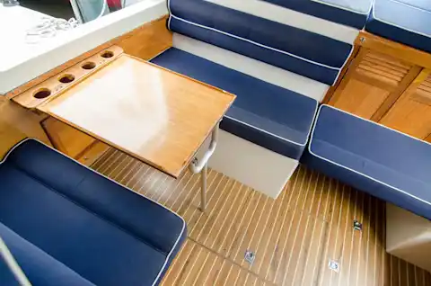 Esstisch mit Bänken auf dem Hausboot Moin