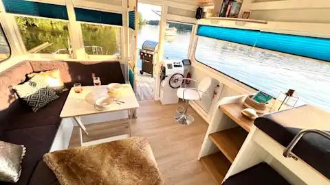 Saloon with seating area and steering position