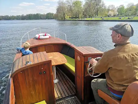 Klassischer Steuerstand vom Elektroboot Momme