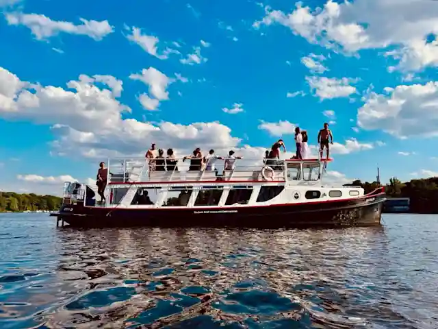 Partyboot Mathilda mit Grill und Badeleiter
