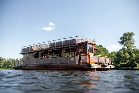 Das Berliner Hauptstadtfloß auf Spreetour