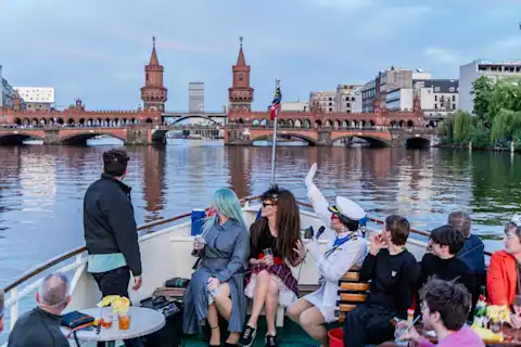 Mit Gästen vor der Oberbaumbrücke
