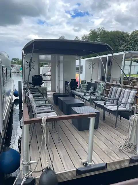 Deck mit Küche, WC und Lounge auf dem Funmobil in Hennigsdorf