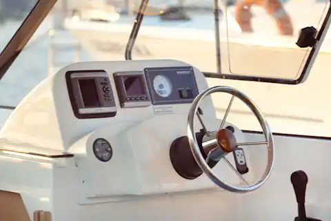 Lenkrad auf dem Hausboot Lilly
