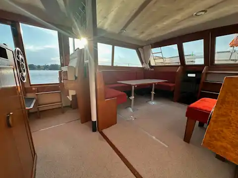 Geräumiger Innenbereich auf dem Eventschiff Schmöckwitz