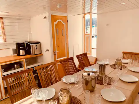 Eventschiff mit Partyraum im Unterdeck