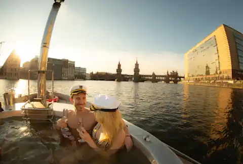 Schwimmende Badewanne mit Gästen auf der Spree