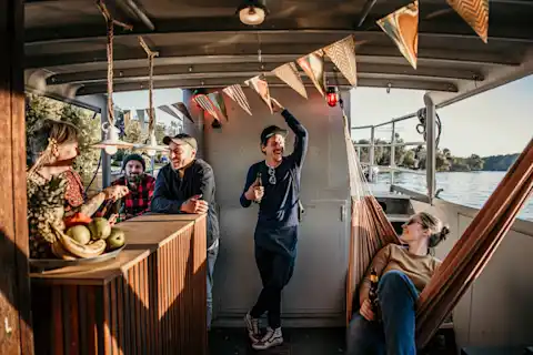 vorderer Salon auf dem Boot Liesel in Berlin
