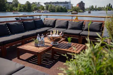 Oberdeck mit Loungemöbeln und Champagner auf dem Hauptstadtfloß