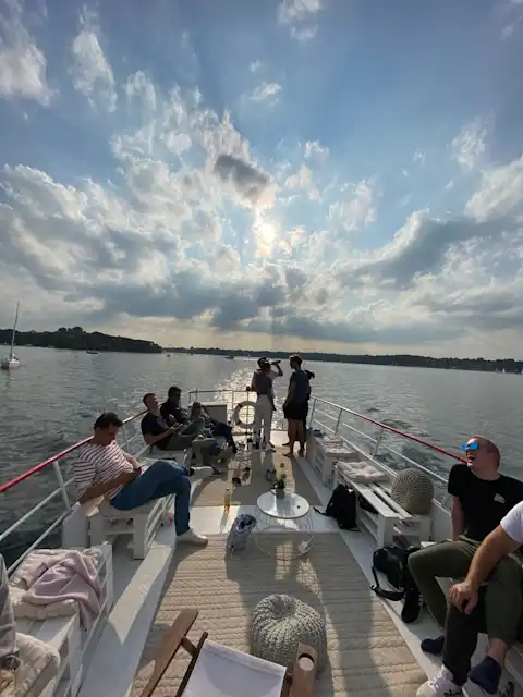 Oberdeck mit Gästen