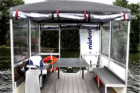 Kajüte mit Regenschutz auf dem Grillfloß in Tegel
