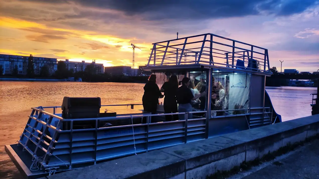 Partyboot in Abendstimmung