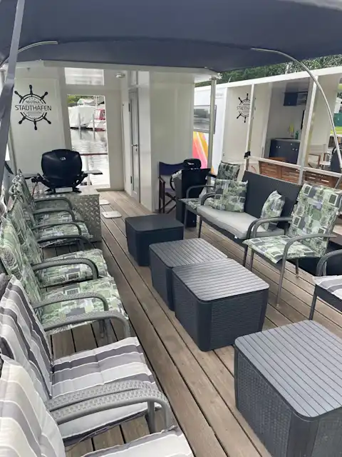 Loungebreich mit Sonnenschirmen auf dem Funmobil