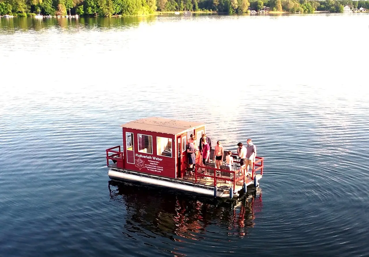 Grillfloß in Berlin mit Gästen in der Sonne