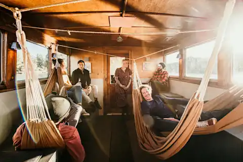 Im rustikalen Salon der Liesel lässt es sich ganz entspannt abhängen.
