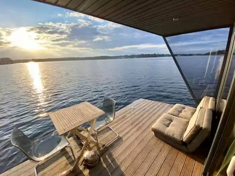The terrace of the houseboat Mabelle Joyeuse