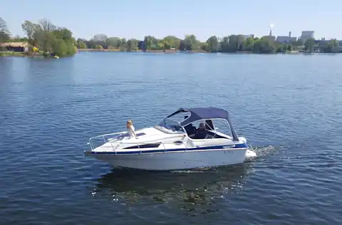 Dieses Motorboot können Sie in Berlin Tegel mieten