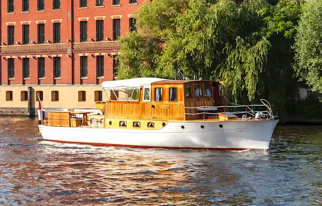 Steuerbordseite der Luxusyacht Aida in Berlin