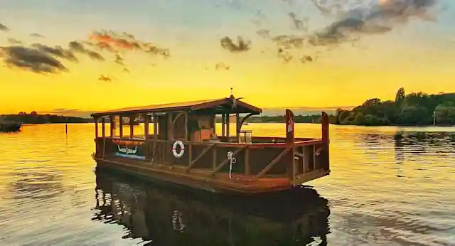 Das Floß T-Bone auf der Havel in Berlin