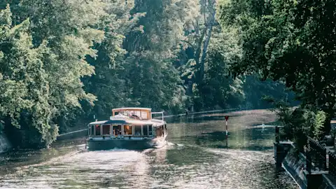 Ship Philippa on a boat tour through the Landwehr Canal in Kreuzberg