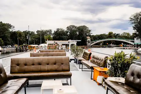 Eventschiff an der Insel der Jugend