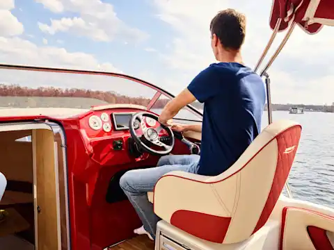 Cockpit auf der Yacht Anna