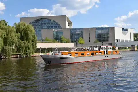 Boat tour through the Berlin government district on the event ship John Franklin
