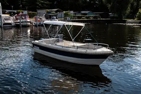 Motorboot Mystrali von Berlin Bootsverleih mit Sonnenverdeck