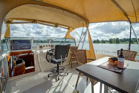 Upper deck with steering position