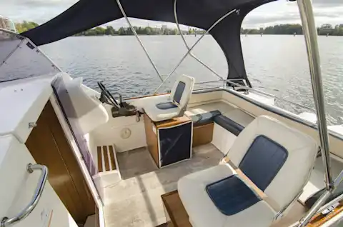 Steuerstand und Kapitänssitz vom Motorboot Clara