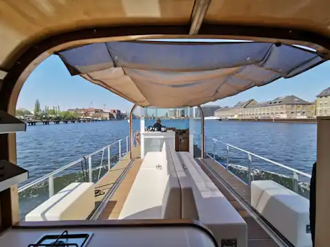 Sitzplätze auf dem Eventboot Ian Fraser bei geöffnetem Dach und Sonnenschein