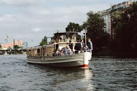 Bootstour mit Gästen durch die Berliner Innenstadt auf dem Partyschiff Golda