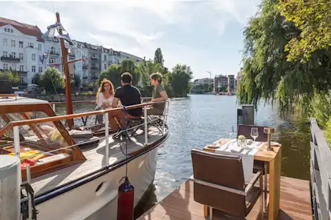 Anleger des Schiffes Riethoen mit Gästen und Catering