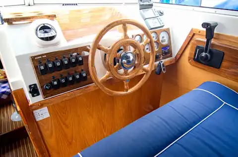Steuerstand mit gemütlicher Sitzfläche auf dem Hausboot Moin in Berlin
