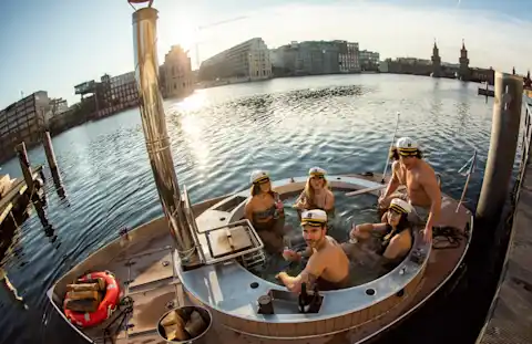 Badewanne mit Gästen auf der Spree
