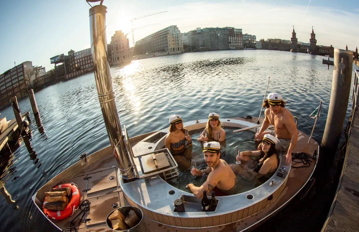 hot tub boat Spree