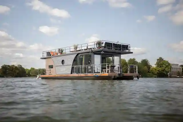 Das Loungefloß I in Berlin auf der Spree